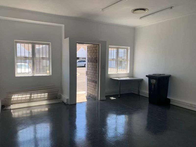 Prime Location: Office or Industrial Space for Lease - Photo 4