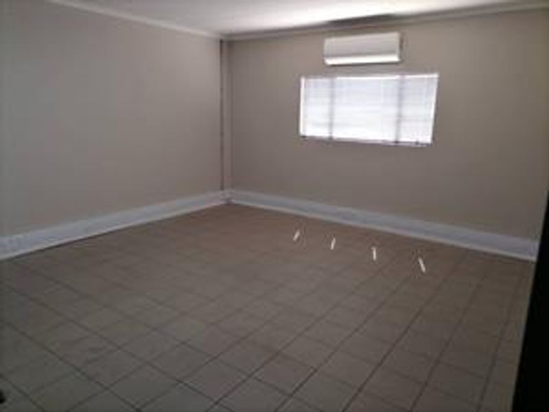 Warehouse to let - Photo 10