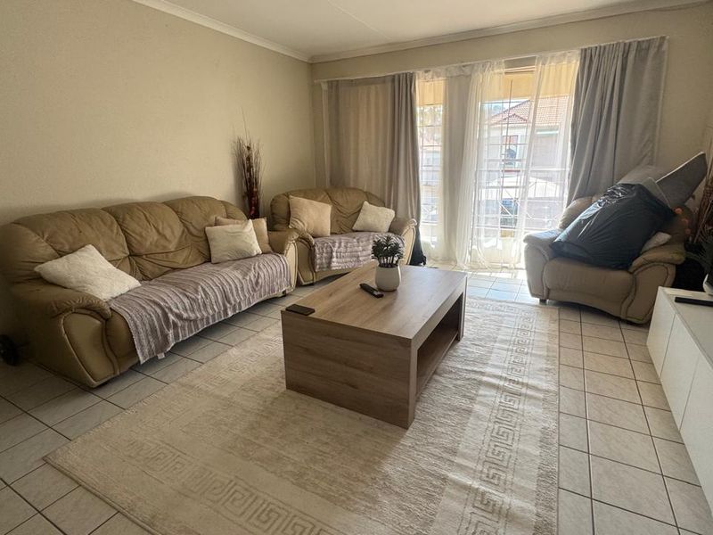 Great Location! Near The Glen & Comaro View, Pool Included - Photo 4