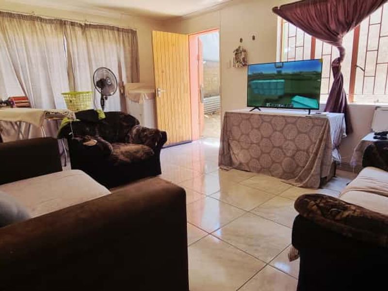 Goreangab 5 bedroom house - Photo 2