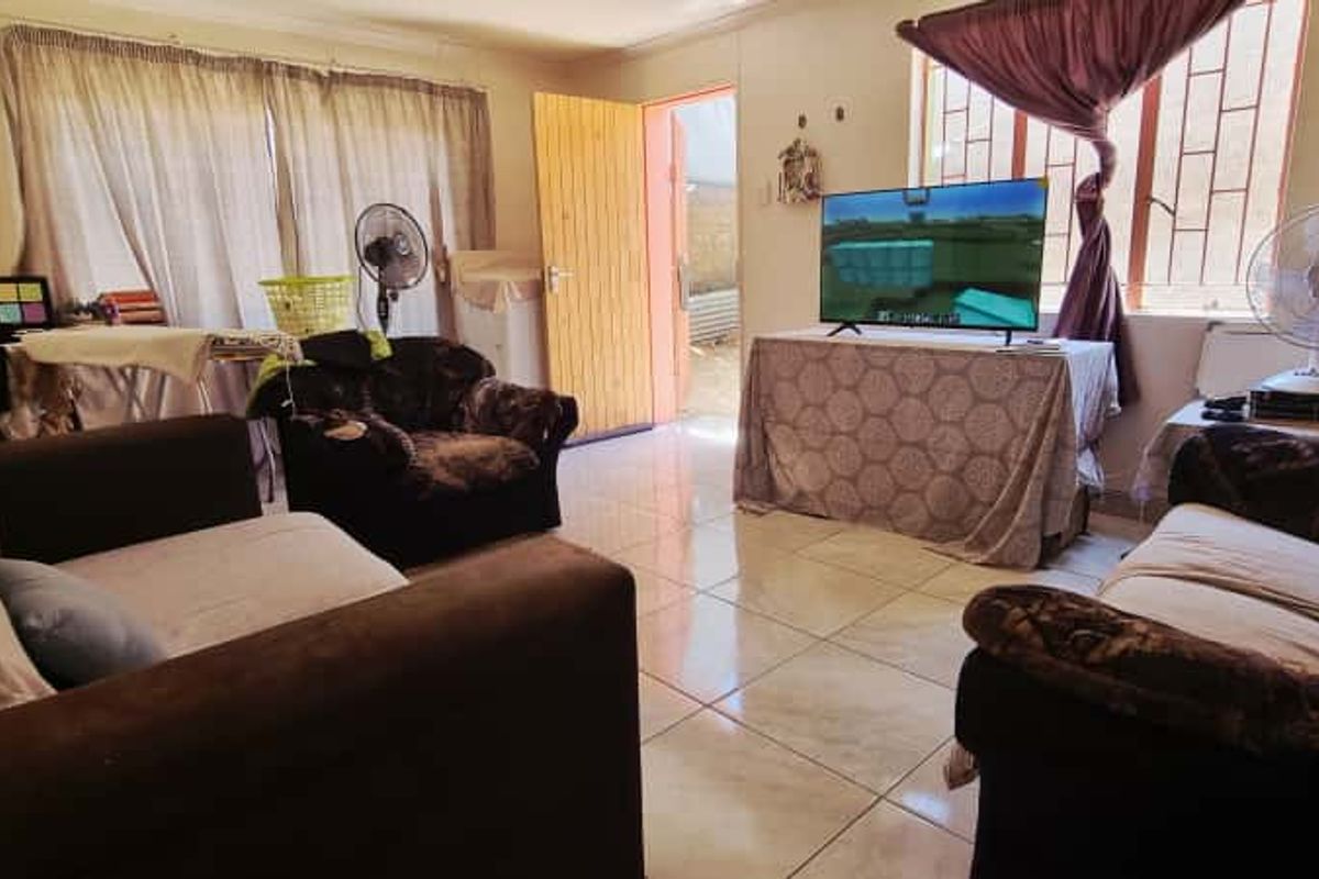 Goreangab 5 bedroom house - Photo 2