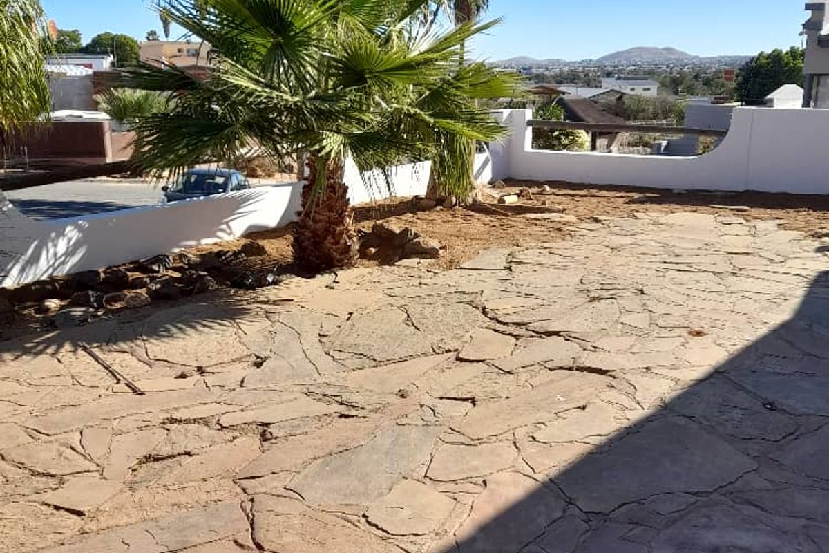 Price Drop Alert! Spacious Home with Extra Flatlet - Photo 2