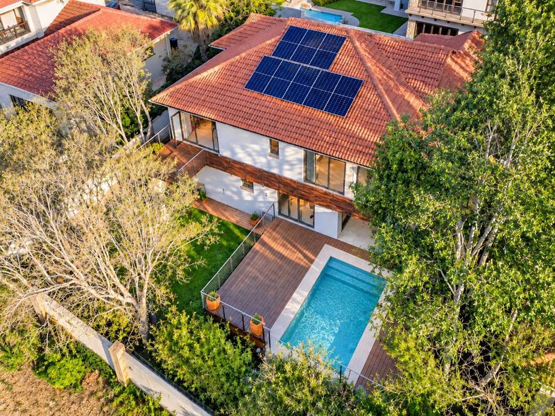 Stunning 5-Bed Home with Infinity Pool & Mountain Views - Photo 3