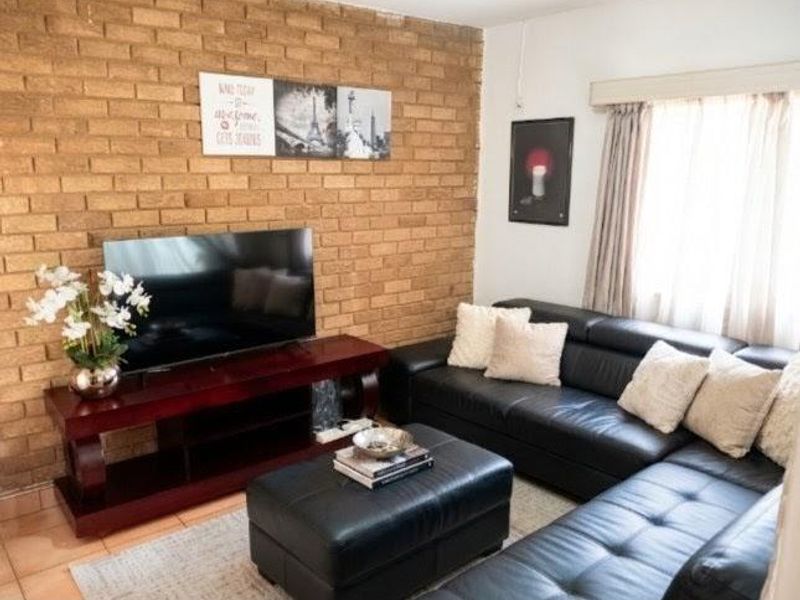 Charming Duplex with Private Garden Near Pretoria North Shops - Photo 2