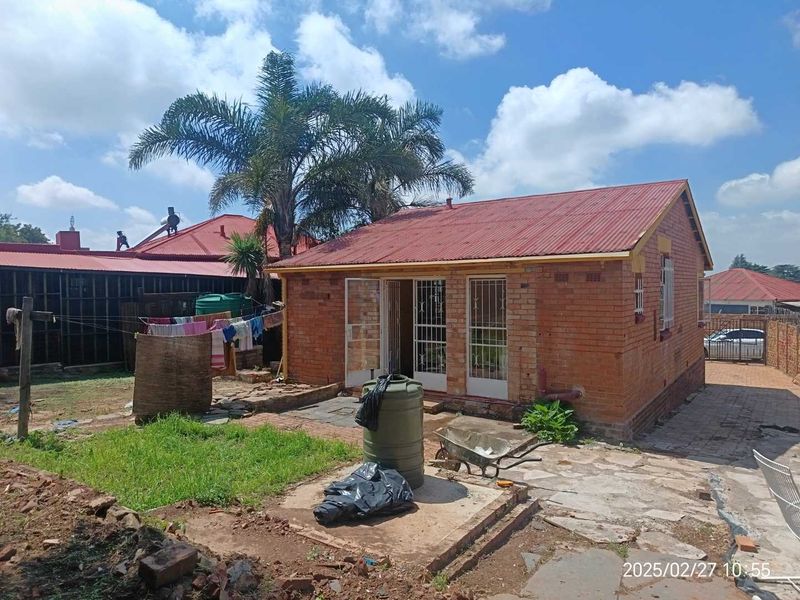3 Bedroom House For Sale right behind UJ! (ready for students or family) - Photo 2