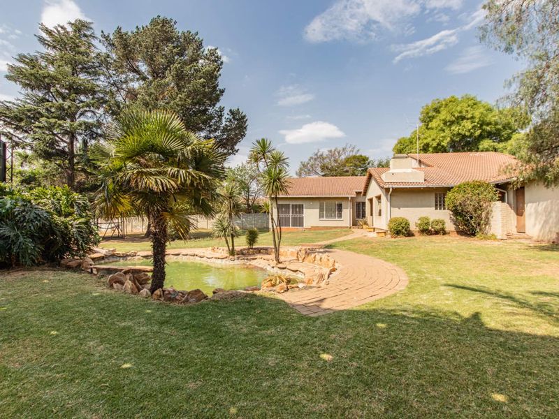 Prime location, fixer upper, lots of great exposure. Opportunity not to be missed - Photo 3