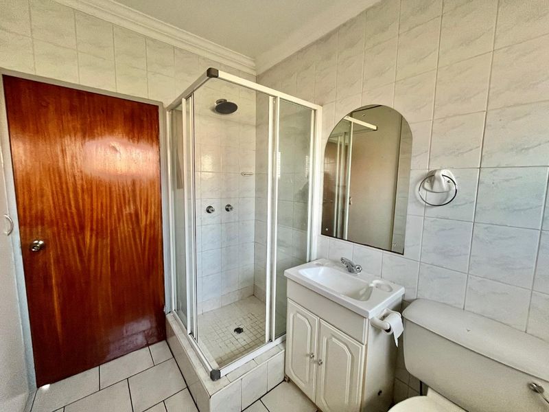 "Modern Two-Bedroom Flat Awaits: Secure, Stylish, and Move-In Ready - Photo 9