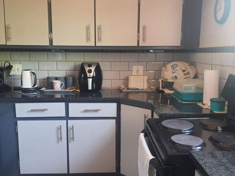 **A Rare Opportunity: Spacious 2.5 Bedroom Apartment in Wonderboom South** - Photo 6