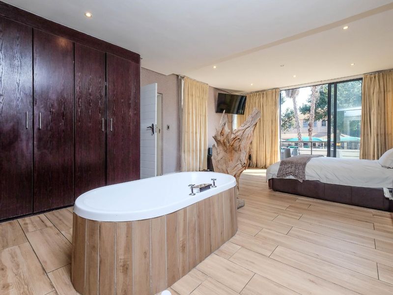 Upmarket Double Storey 3 Bedroom, 2.5 Bath Townhouse with its own splash pool - Photo 10