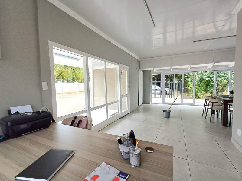 Elegant Multi-Room Residence with Exceptional Entertaining Potential - Photo 7
