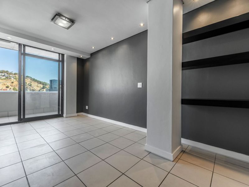 CBD one bedroomed apartment with parking - Photo 2