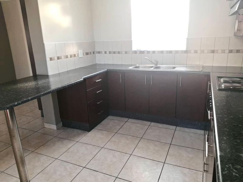 Beautiful Townhouse for Sale in Fairways Complex - Walvis Bay - Photo 9
