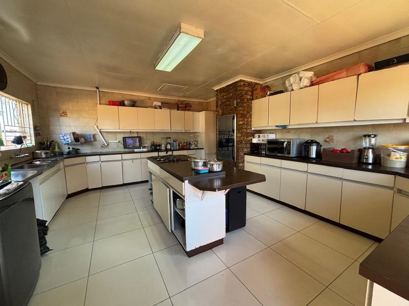 4 Bedroom House for sale in Oakdene - Photo 3