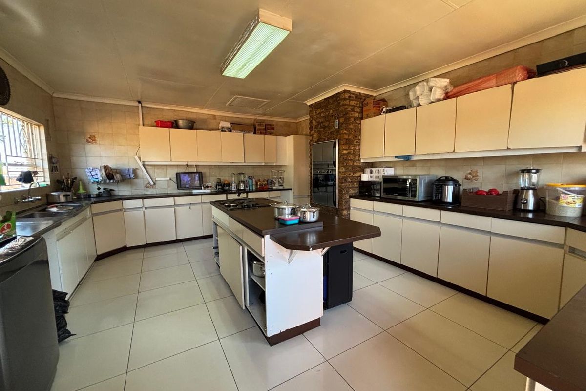 4 Bedroom House for sale in Oakdene - Photo 3