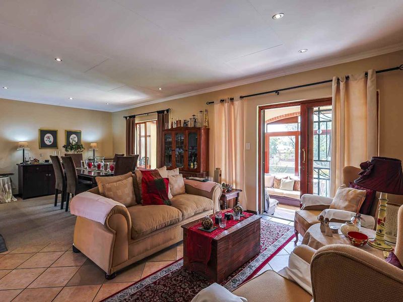 SPACIOUS FAMILY HOME | PET FRIENDLY | SECURE ESTATE LIVING IN MORELETA PARK - Photo 7