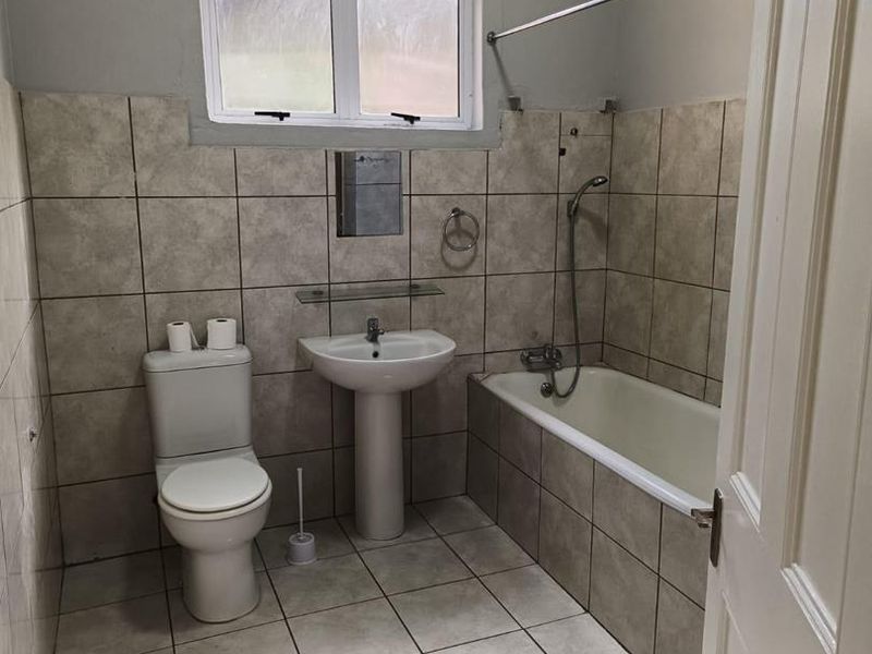 Beautifully renovated double-storey house - Photo 9