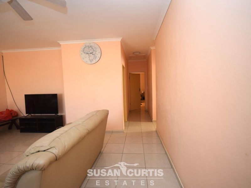 Live & Earn: 3-Bedroom House with Rental Flats! - Photo 7