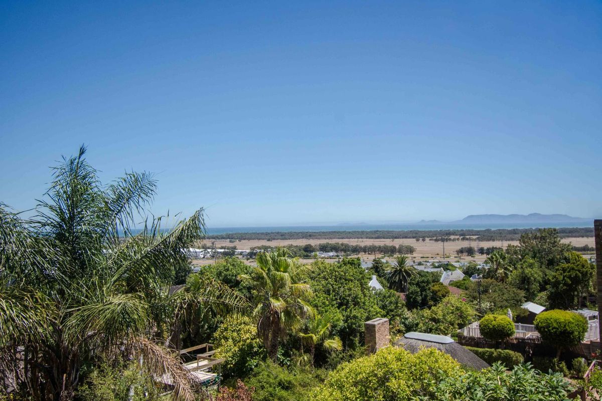 Potential, charm and lots of space in this unique property - Photo 3