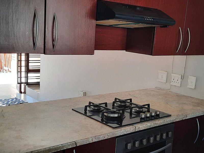2 Bed 2 Bath Duplex with Private Garden - Photo 6