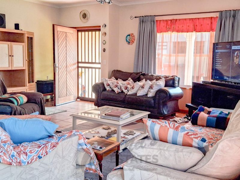 Home with Flatlet For Sale in Hage Heights, Swakopmund - Photo 6