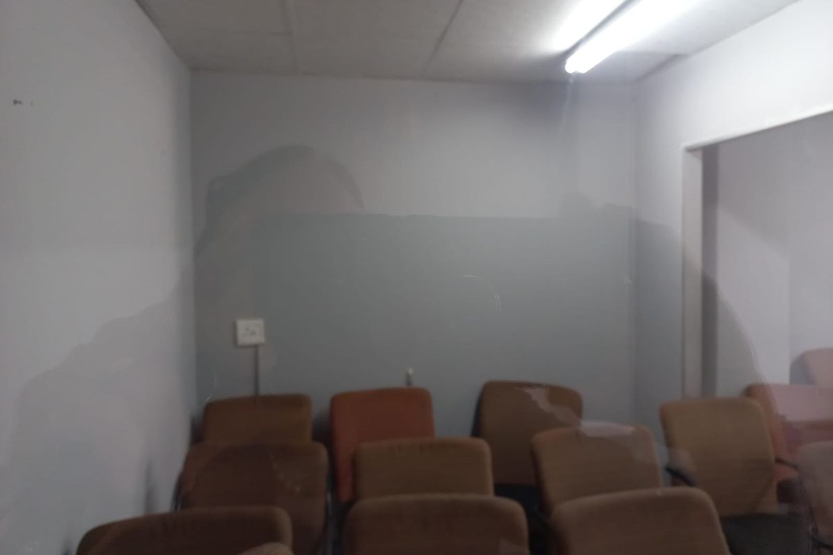 Position your business for success in this well-equipped industrial complex, designed to meet the demands of modern operations. - Photo 2