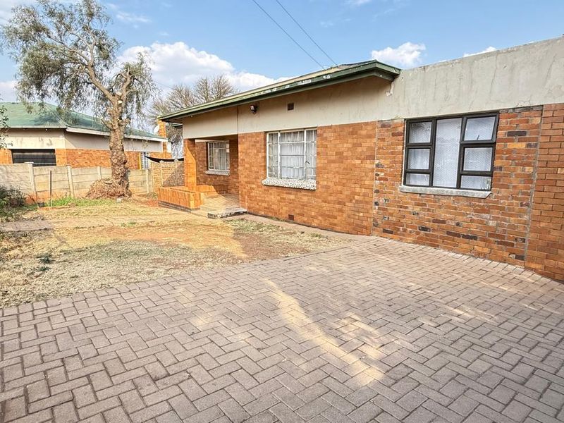 Convenient Living: 3-Bed Home with Extra Income Options - Photo 2