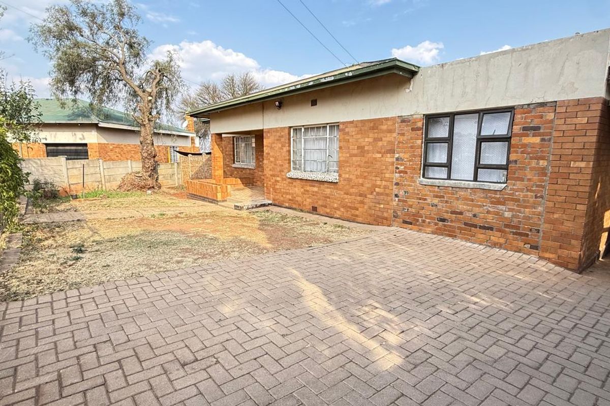 Convenient Living: 3-Bed Home with Extra Income Options - Photo 2