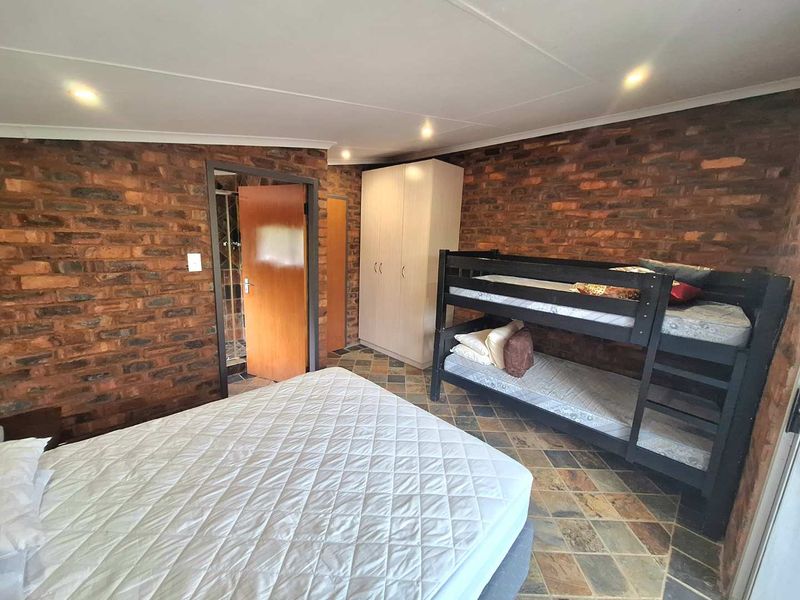 Stunning 6-Bedroom Property with Spectacular Views - Photo 5