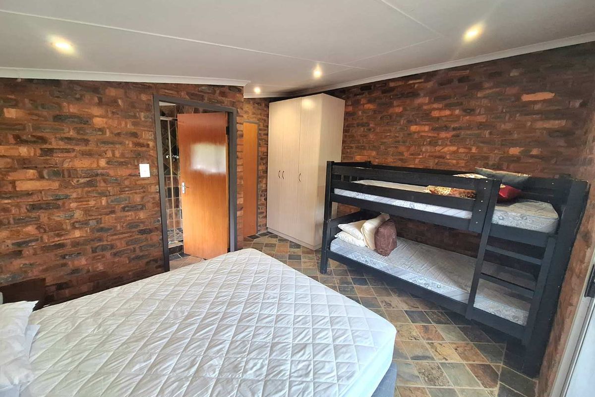 Stunning 6-Bedroom Property with Spectacular Views - Photo 5