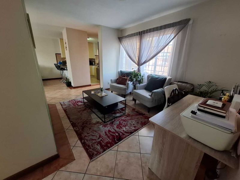 Modern 2 bedroom Top unit in Die Hoewes - Photo 8
