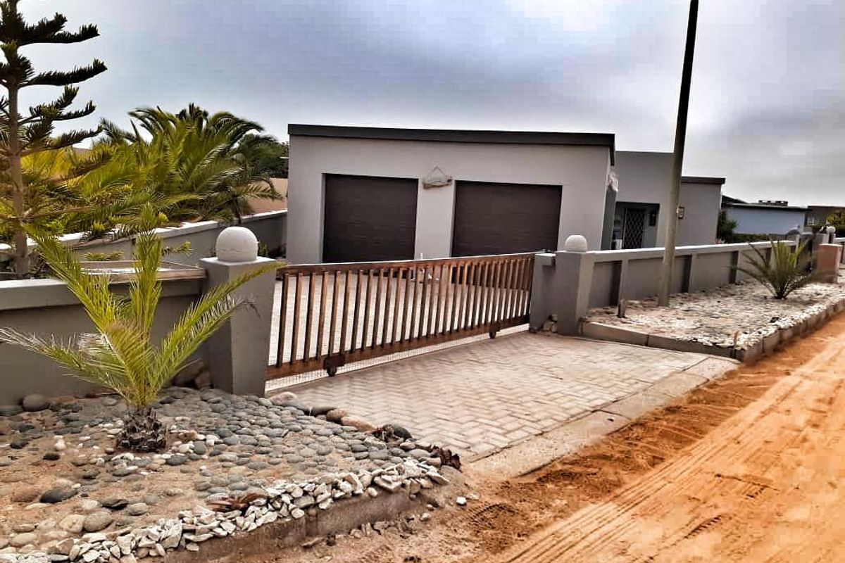 GORGEOUS HOME FOR SALE IN HENTIES BAY - Photo 2