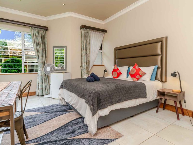A Large Luxurious  4-Bedroom Residence with Exceptional Space and Versatility in Upper Bedfordview - Photo 10