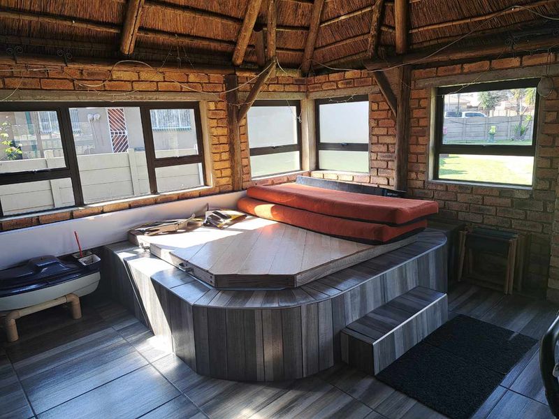 4 Bedroom Home Plus 2 Bedroom Flatlet for Sale in Vandykpark, Boksburg - Photo 10