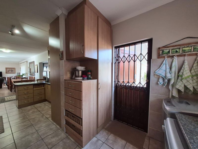 Immaculate and spacious 3-bedroom home, featuring a separate 1-bedroom flatlet for sale in Fraaiuitsig. - Photo 7