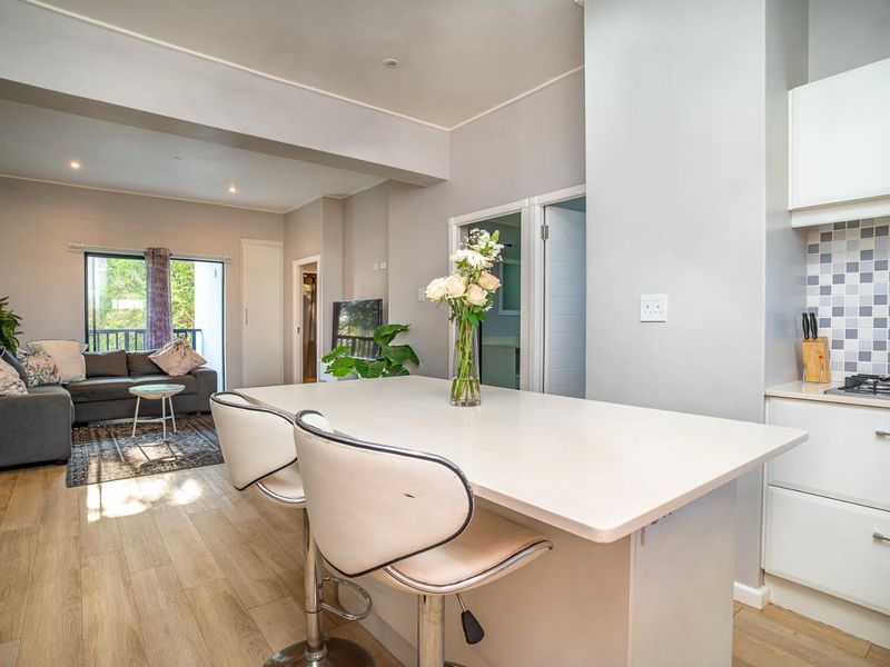 Hillcrest Central Living: Modern Apartment with Pool & Security - Photo 4