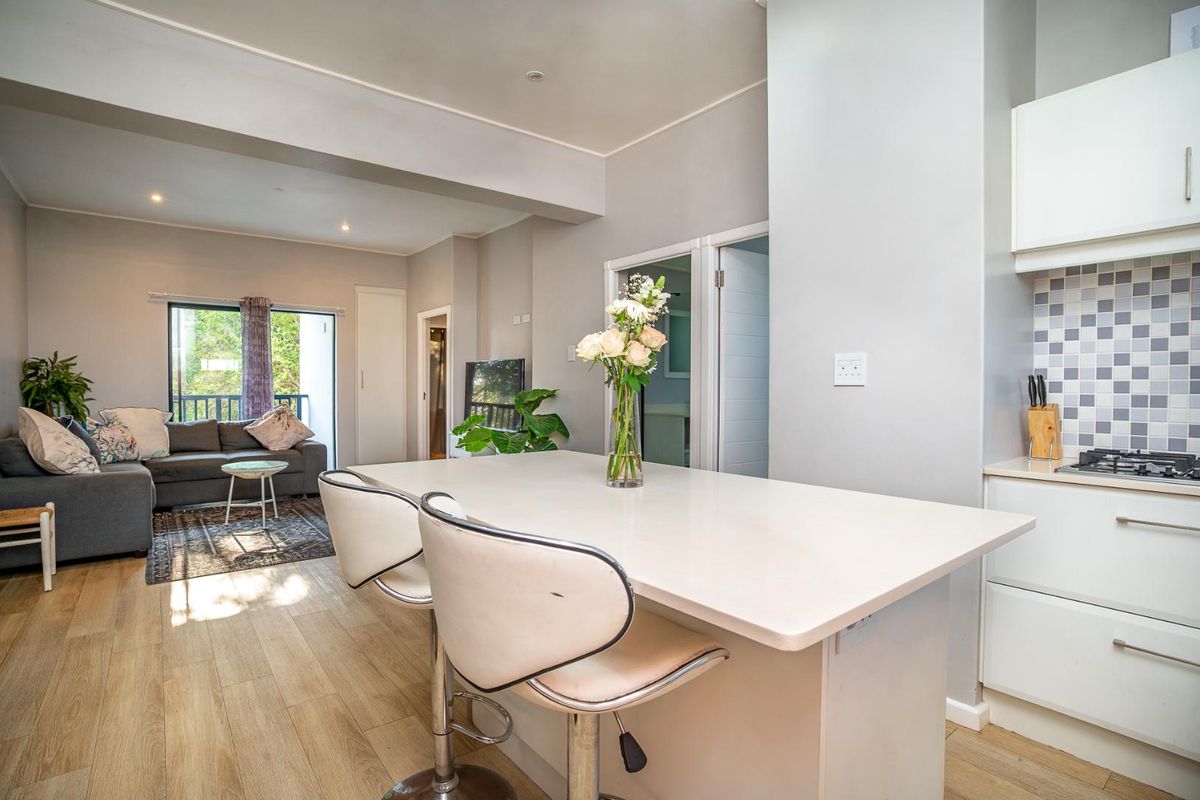 Hillcrest Central Living: Modern Apartment with Pool & Security - Photo 4