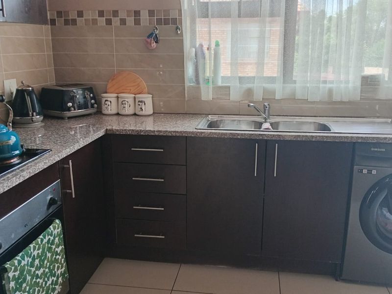 Modern Two Bedroom Townhouse For Sale in Brackendowns. - Photo 5