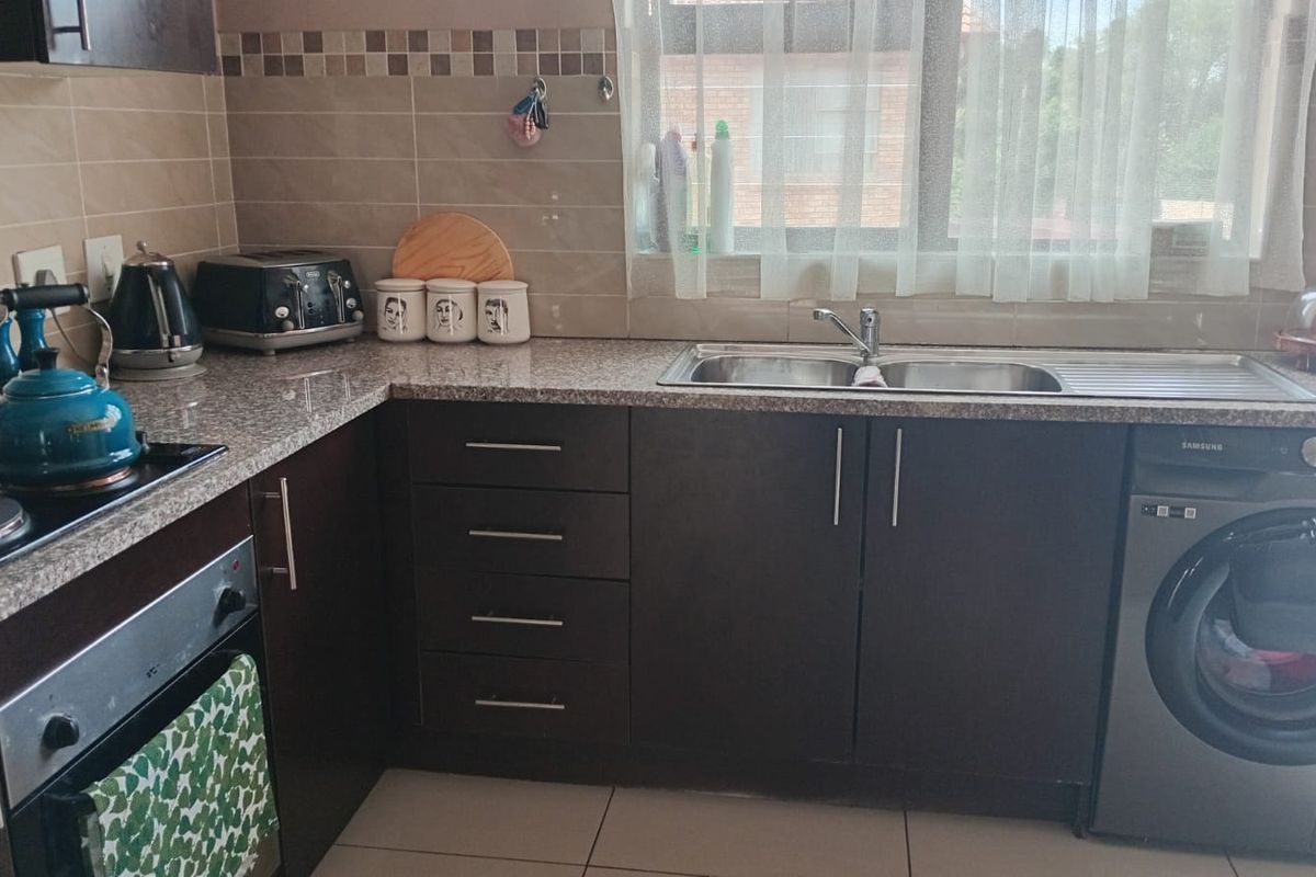 Modern Two Bedroom Townhouse For Sale in Brackendowns. - Photo 5