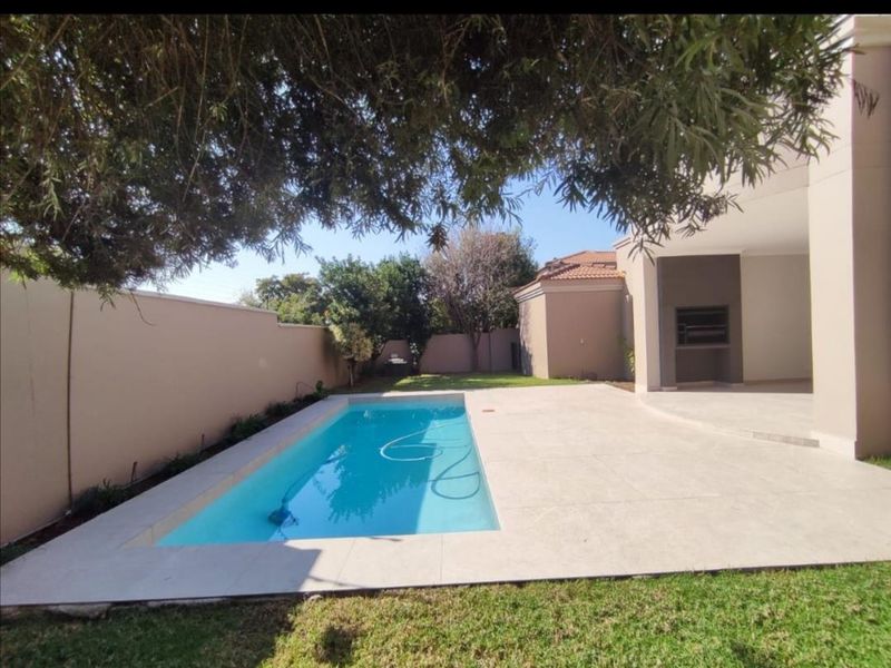 Modern renovated cluster in desirable Morningside complex - Photo 10