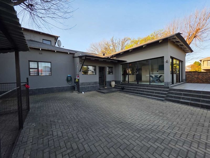 Spacious 4-Bedroom Home with Modern Comforts & Classic Charm - Photo 7