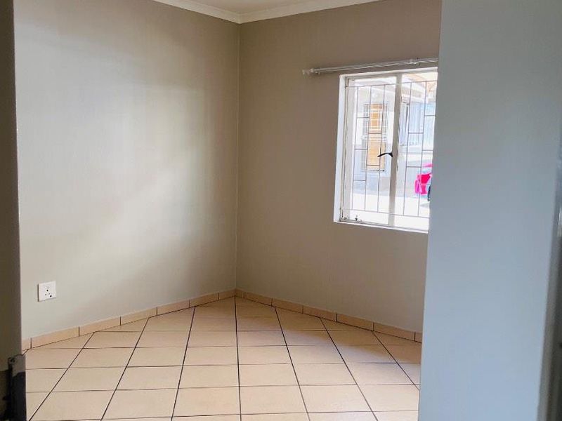 2 Bedroom Flat for Sale | Pionierspark | N$1,250,000 - Photo 6
