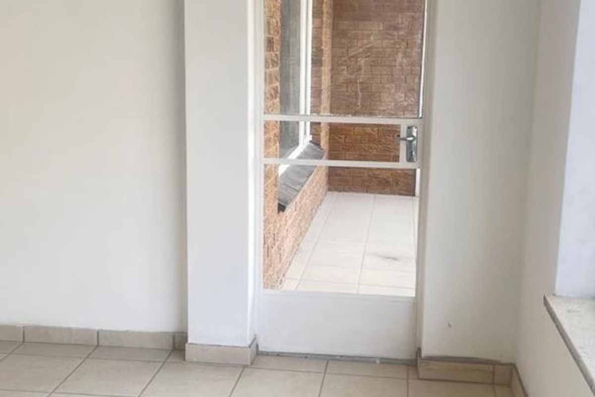 Flat For Rental - Photo 2