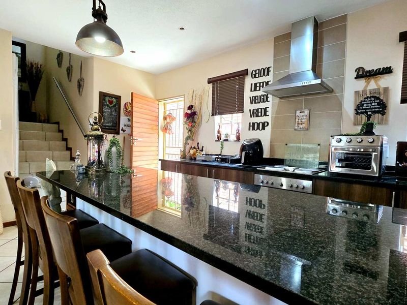 MODERN 4 BEDROOM TOWNHOUSE IN MOOIKLOOF RIDGE - Photo 9