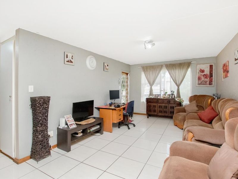 Lovely 2 bedroom 1 bathroom ground floor unit for sale in Weltevreden Park - Photo 2
