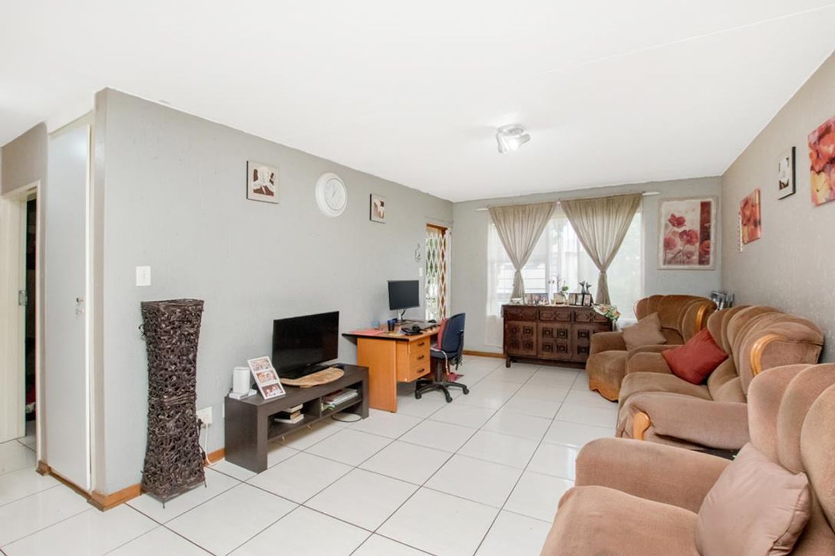 Lovely 2 bedroom 1 bathroom ground floor unit for sale in Weltevreden Park - Photo 2