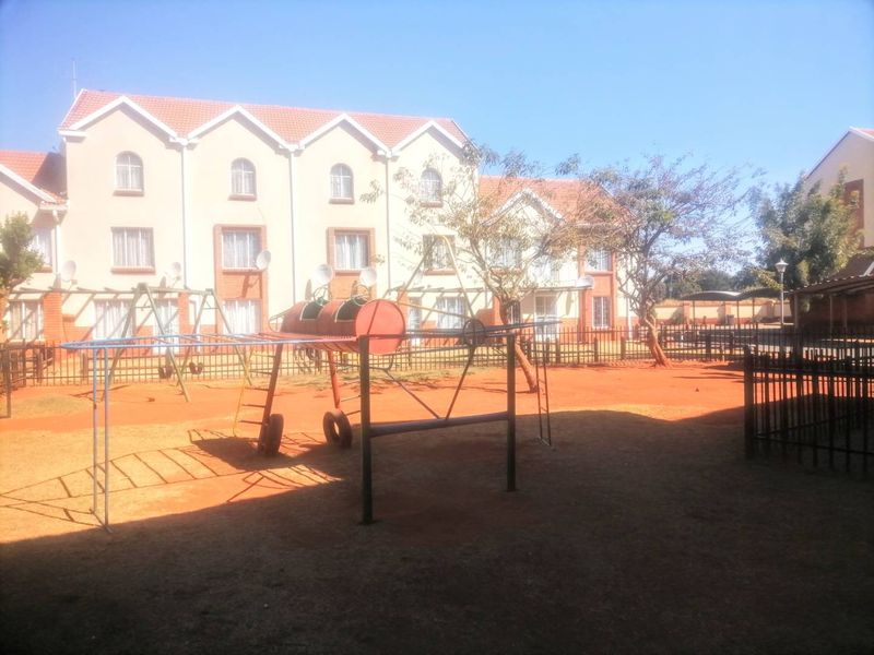 **Charming 2-Bedroom Home in Akasia** - Photo 5