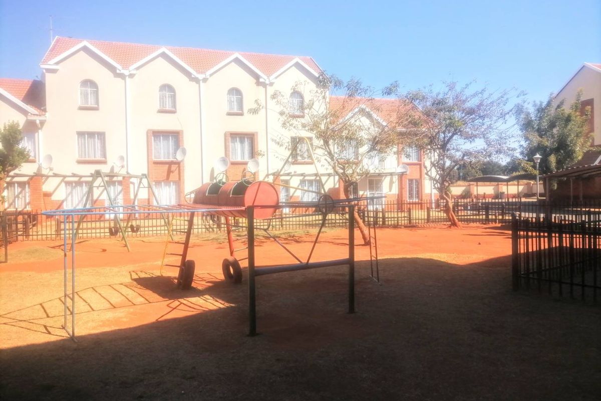 **Charming 2-Bedroom Home in Akasia** - Photo 5