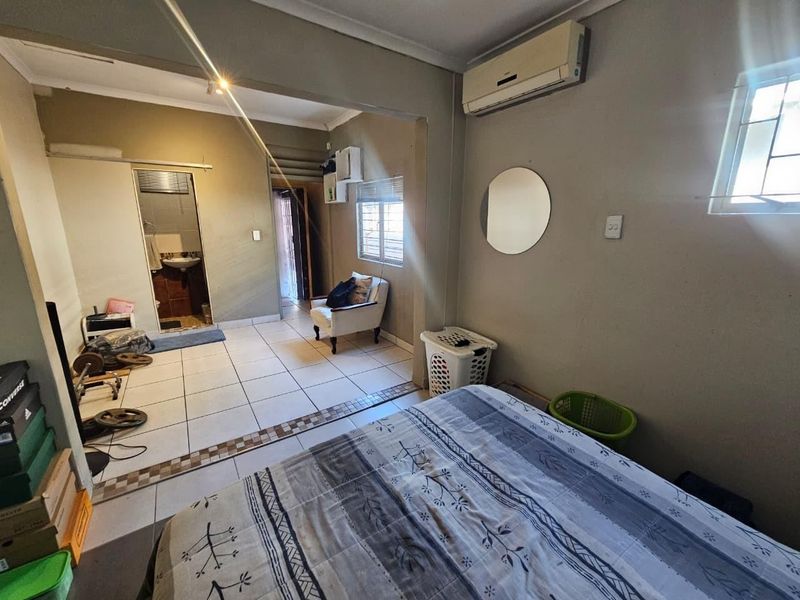 Four-Bedroom Family Home with Secure Parking in Austerville - Photo 10