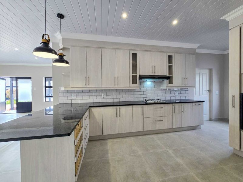 A prime, newly built home designed to satisfy the most discerning buyer. - Photo 8