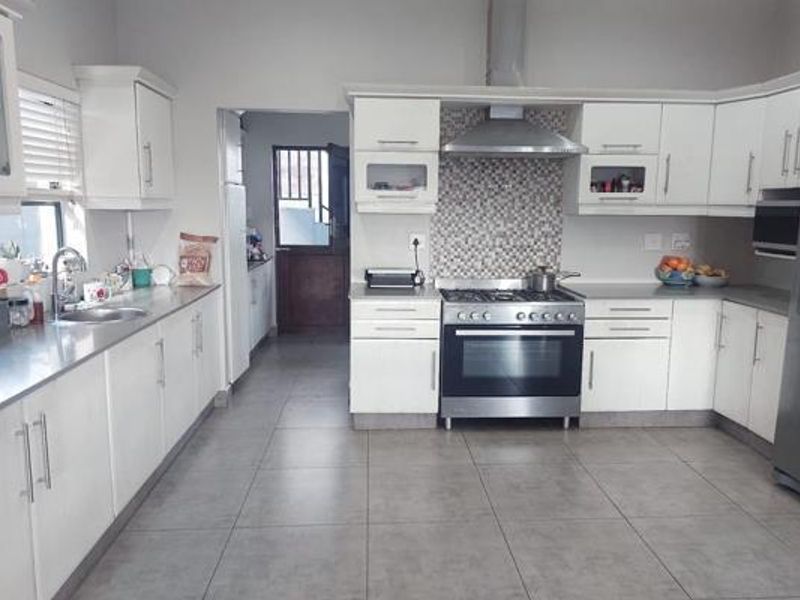 3 bedroom house with a separate flat - Photo 2